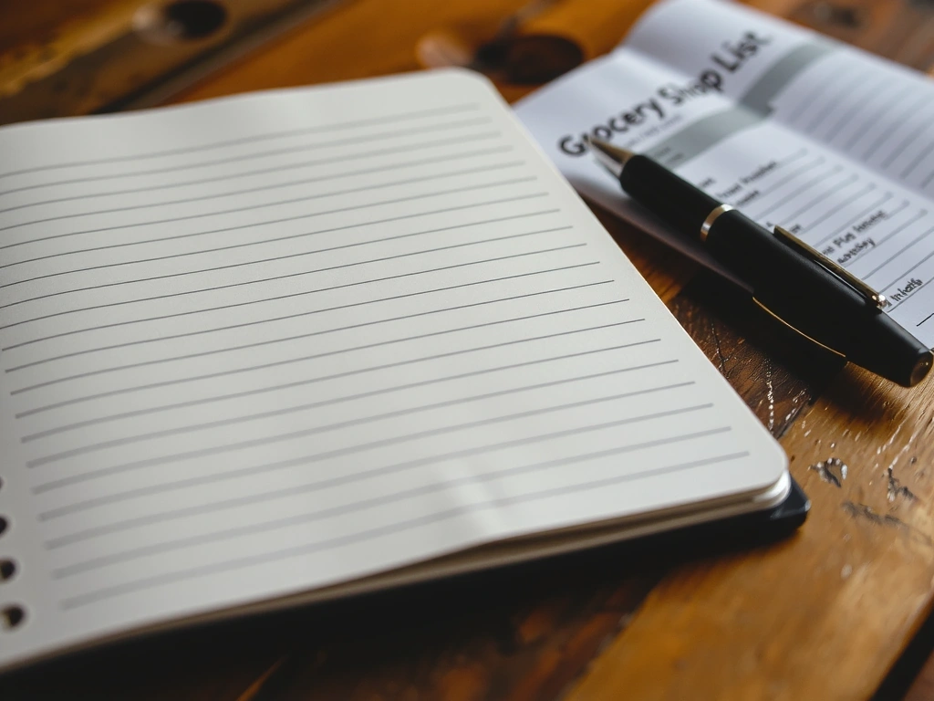 Ernährungsheft und Einkaufszettel